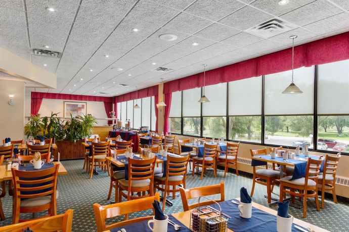 Imagen del bar/restaurante del Hotel Ramada By Wyndham Belleville Harbourview Conference Centre. Foto 5