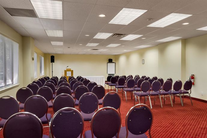 Imagen de los interiores del Hotel Ramada By Wyndham Belleville Harbourview Conference Centre. Foto 12