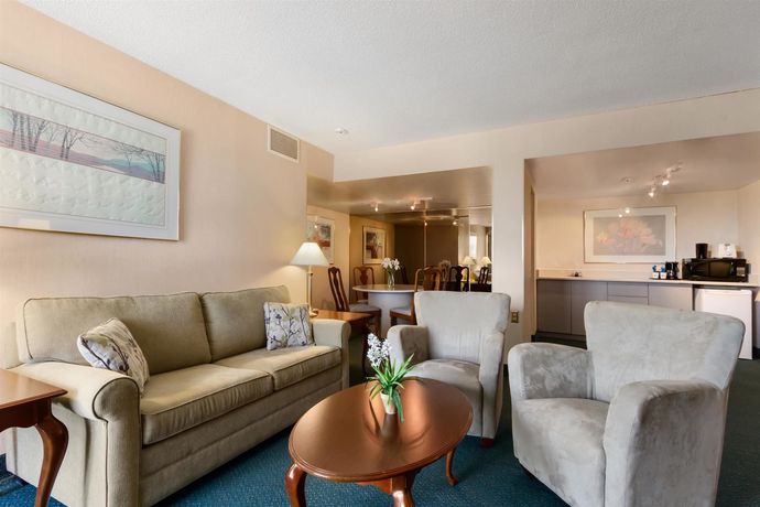 Imagen de los interiores del Hotel Ramada By Wyndham Belleville Harbourview Conference Centre. Foto 13