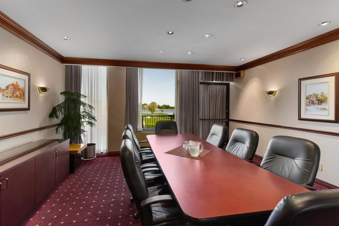 Imagen de los interiores del Hotel Ramada By Wyndham Belleville Harbourview Conference Centre. Foto 14