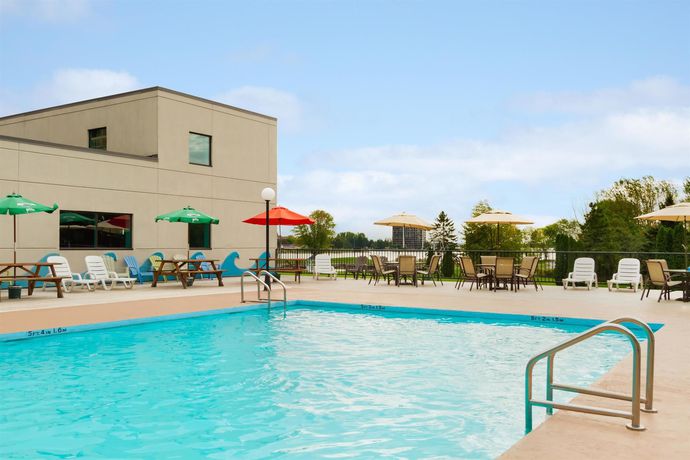 Imagen de la piscina del Hotel Ramada By Wyndham Belleville Harbourview Conference Centre. Foto 15