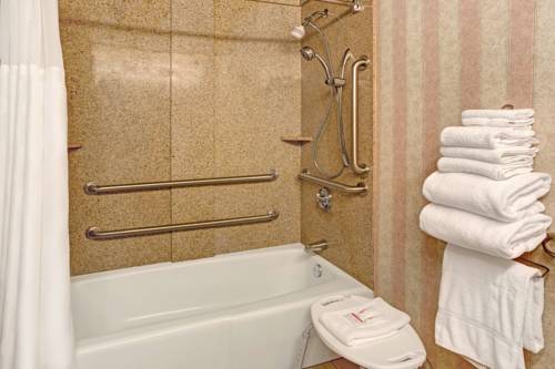 Imagen de la habitación del Hotel Ramada By Wyndham Bismarck. Foto 2