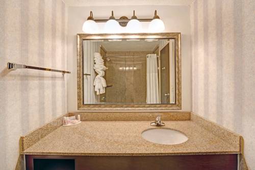Imagen de la habitación del Hotel Ramada By Wyndham Bismarck. Foto 3