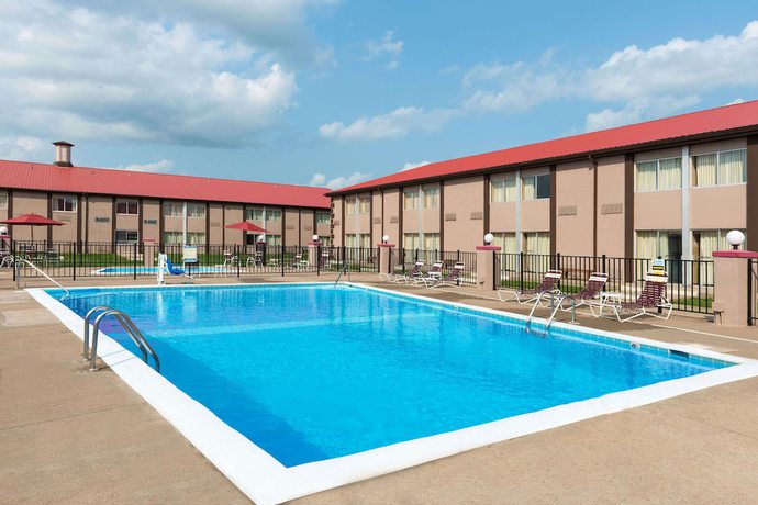 Imagen de la piscina del Hotel Ramada By Wyndham Bowling Green. Foto 19