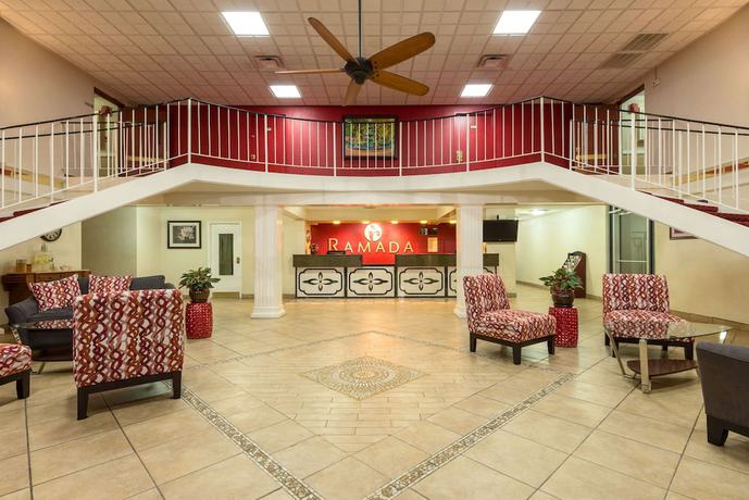 Imagen de los interiores del Hotel Ramada By Wyndham Bowling Green. Foto 14