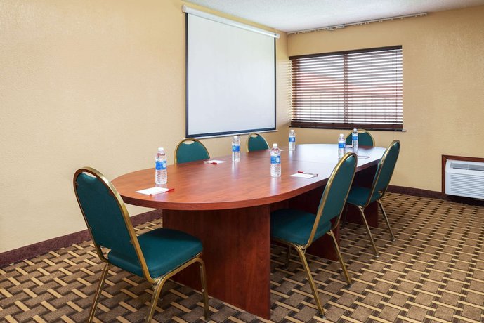 Imagen de los interiores del Hotel Ramada By Wyndham Bowling Green. Foto 15