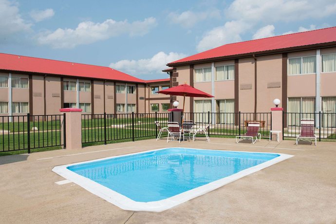 Imagen de la piscina del Hotel Ramada By Wyndham Bowling Green. Foto 20
