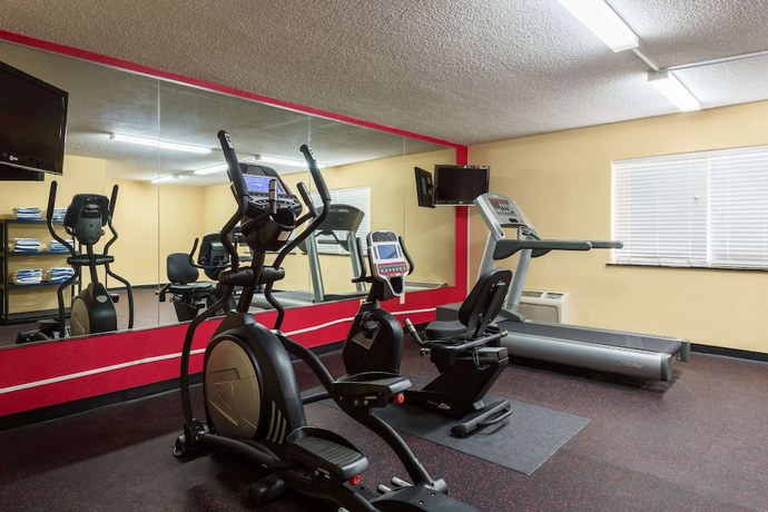 Imagen de los interiores del Hotel Ramada By Wyndham Bowling Green. Foto 17