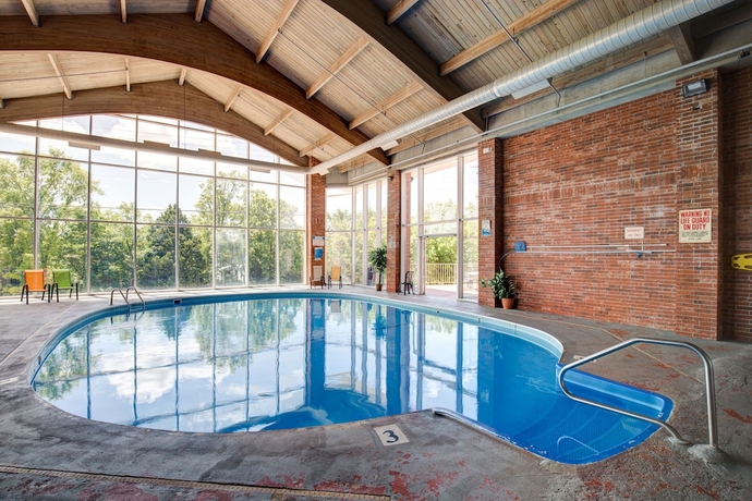 Imagen de la piscina del Hotel Ramada By Wyndham Branson Theatre District. Foto 15