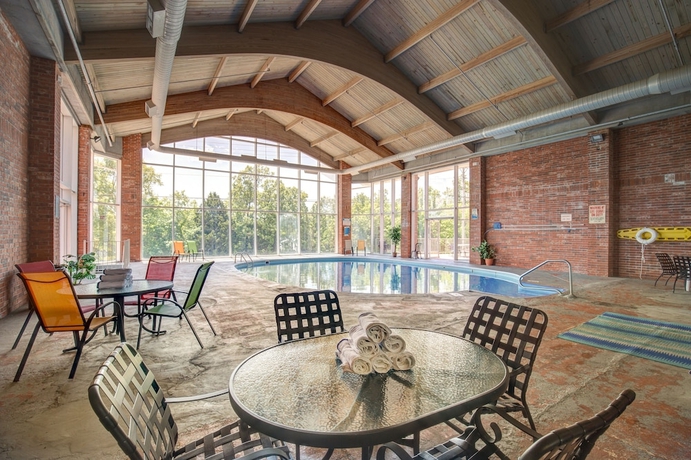 Imagen de la piscina del Hotel Ramada By Wyndham Branson Theatre District. Foto 17