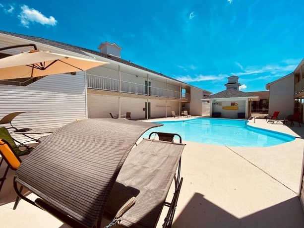 Imagen de la piscina del Hotel Ramada By Wyndham Branson Theatre District. Foto 19