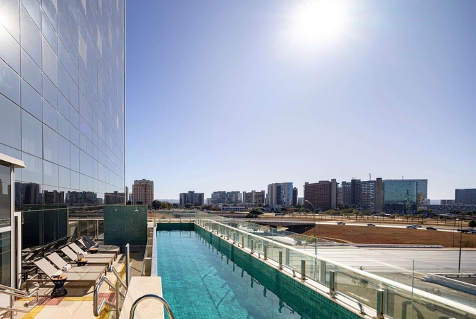 Imagen de la piscina del Hotel Ramada By Wyndham Brasilia Alvorada. Foto 19