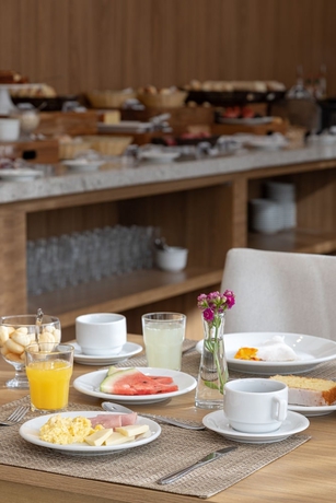 Imagen del bar/restaurante del Hotel Ramada By Wyndham Brasilia Alvorada. Foto 4