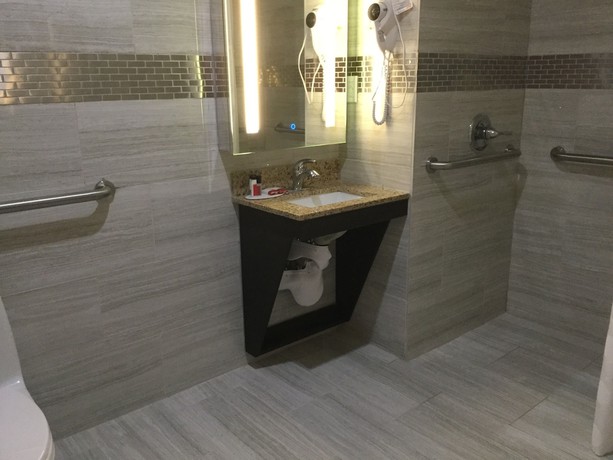 Imagen de la habitación del Hotel Ramada By Wyndham Bronx Terminal. Foto 3