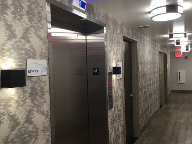Imagen de los interiores del Hotel Ramada By Wyndham Bronx Terminal. Foto 10