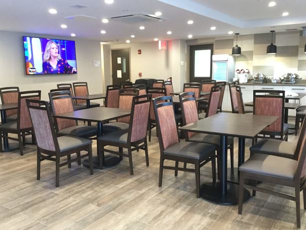 Imagen del bar/restaurante del Hotel Ramada By Wyndham Bronx Terminal. Foto 2