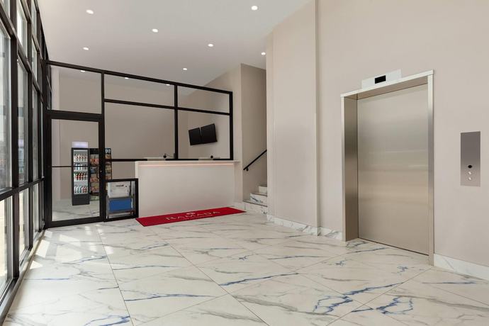 Imagen de los interiores del Hotel Ramada By Wyndham Brooklyn Empire Blvd. Foto 16