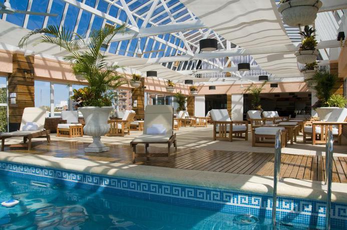 Imagen de la piscina del Hotel Ramada By Wyndham Buenos Aires Vicente Lopez. Foto 19