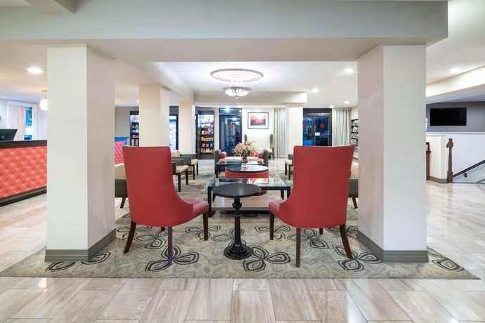 Imagen de los interiores del Hotel Ramada By Wyndham Burbank Airport. Foto 13