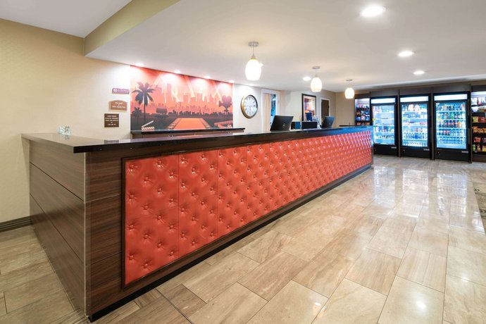 Imagen de los interiores del Hotel Ramada By Wyndham Burbank Airport. Foto 14