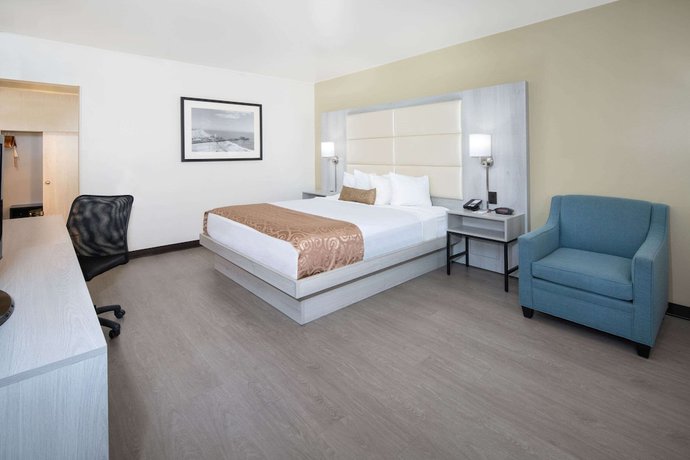 Imagen de la habitación del Hotel Ramada By Wyndham Burbank Airport. Foto 12