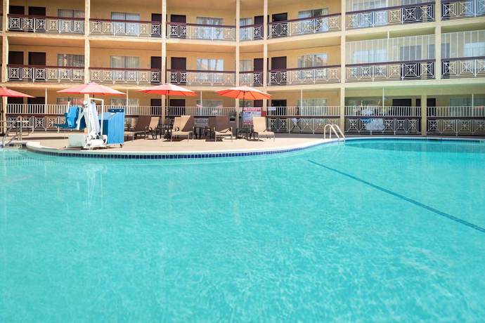Imagen de la piscina del Hotel Ramada By Wyndham Burbank Airport. Foto 18