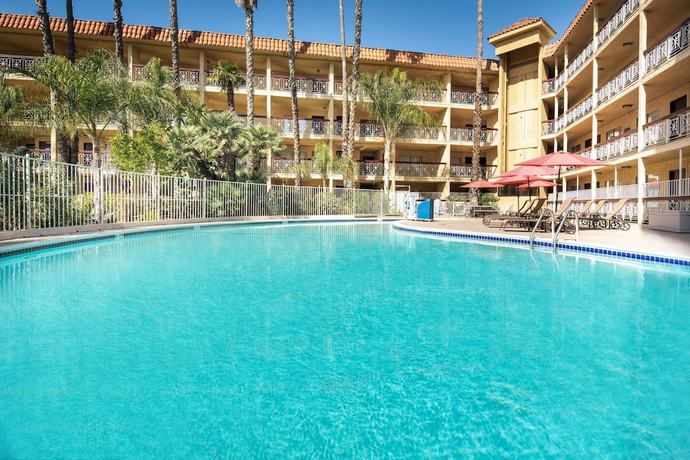 Imagen de la piscina del Hotel Ramada By Wyndham Burbank Airport. Foto 19