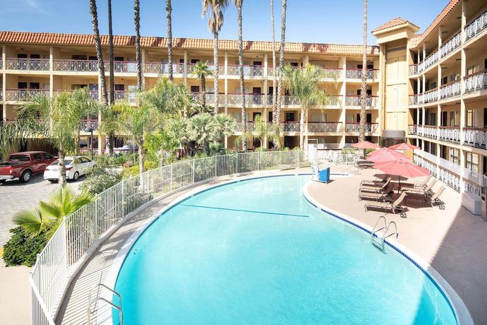 Imagen de la piscina del Hotel Ramada By Wyndham Burbank Airport. Foto 20