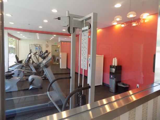 Imagen de los interiores del Hotel Ramada By Wyndham Burbank Airport. Foto 15