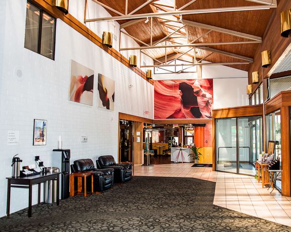 Imagen de los interiores del Hotel Ramada By Wyndham Cedar City. Foto 16