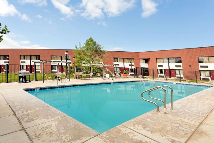 Imagen de la piscina del Hotel Ramada By Wyndham Cedar City. Foto 18