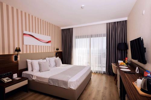 Imagen de la habitación del Hotel Ramada By Wyndham Cesme. Foto 5