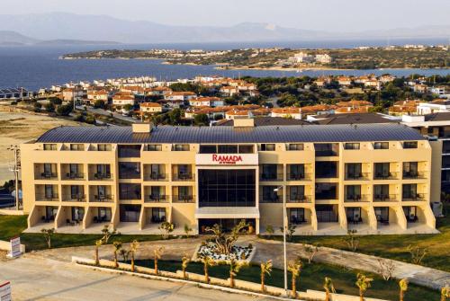 Imagen de los exteriores del Hotel Ramada By Wyndham Cesme. Foto 6