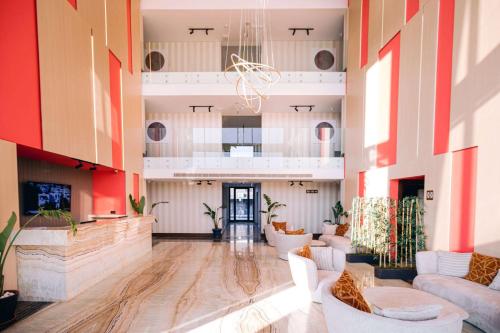Imagen de los interiores del Hotel Ramada By Wyndham Cesme. Foto 7