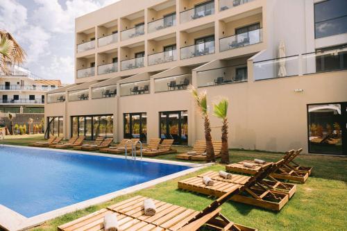 Imagen de la piscina del Hotel Ramada By Wyndham Cesme. Foto 8