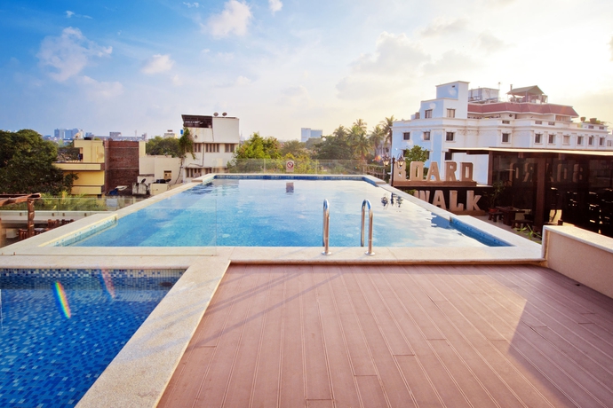 Imagen de la piscina del Hotel Ramada By Wyndham Chennai Egmore. Foto 15