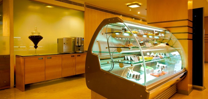 Imagen del bar/restaurante del Hotel Ramada By Wyndham Chennai Egmore. Foto 2