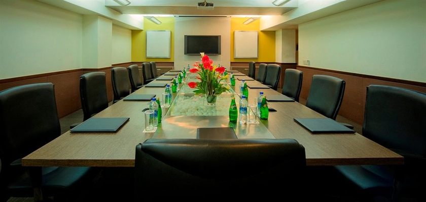 Imagen de los interiores del Hotel Ramada By Wyndham Chennai Egmore. Foto 13