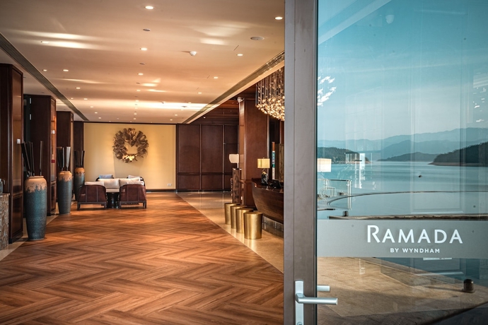 Imagen de los interiores del Hotel Ramada By Wyndham Chenzhou Dongjiang Lake. Foto 15
