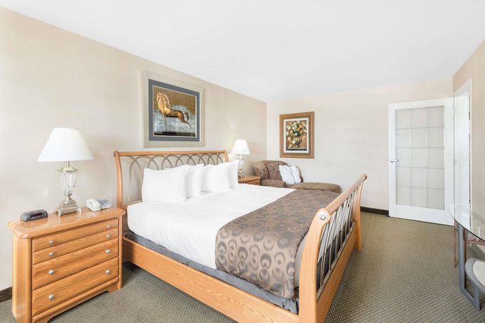 Imagen de la habitación del Hotel Ramada By Wyndham Clairmont/grande Prairie. Foto 3