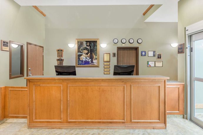 Imagen de los interiores del Hotel Ramada By Wyndham Clairmont/grande Prairie. Foto 17