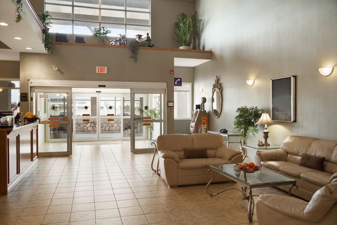 Imagen de los interiores del Hotel Ramada By Wyndham Clairmont/grande Prairie. Foto 18