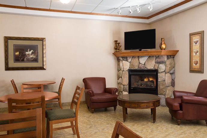 Imagen de los interiores del Hotel Ramada By Wyndham Clairmont/grande Prairie. Foto 19