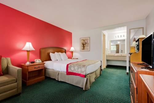 Imagen de la habitación del Hotel Ramada By Wyndham Cleveland Airport West. Foto 9