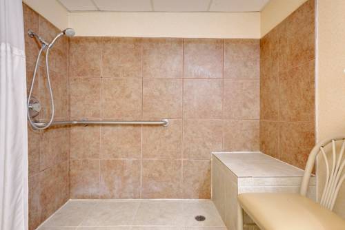 Imagen de la habitación del Hotel Ramada By Wyndham Cleveland Airport West. Foto 13