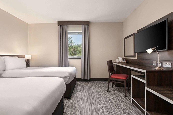 Imagen de la habitación del Hotel Ramada By Wyndham Cobham. Foto 3