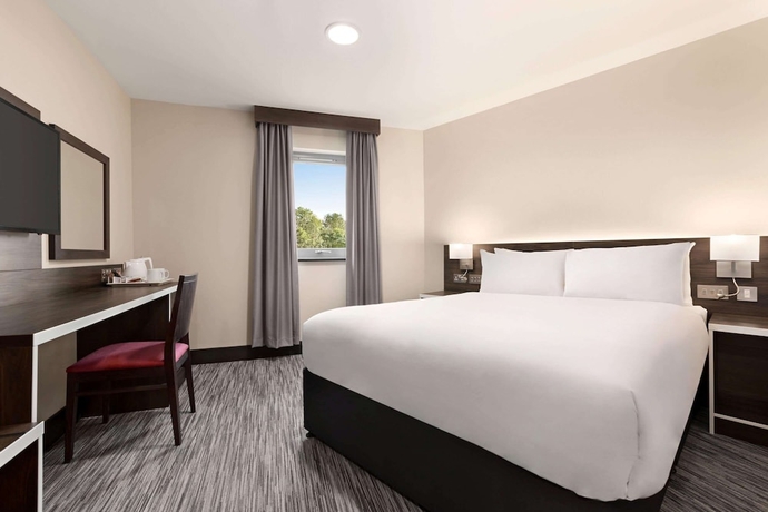 Imagen de la habitación del Hotel Ramada By Wyndham Cobham. Foto 5