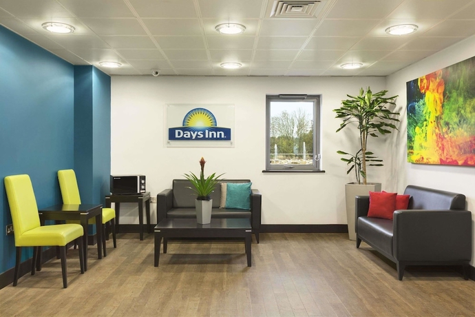 Imagen de los interiores del Hotel Ramada By Wyndham Cobham. Foto 15