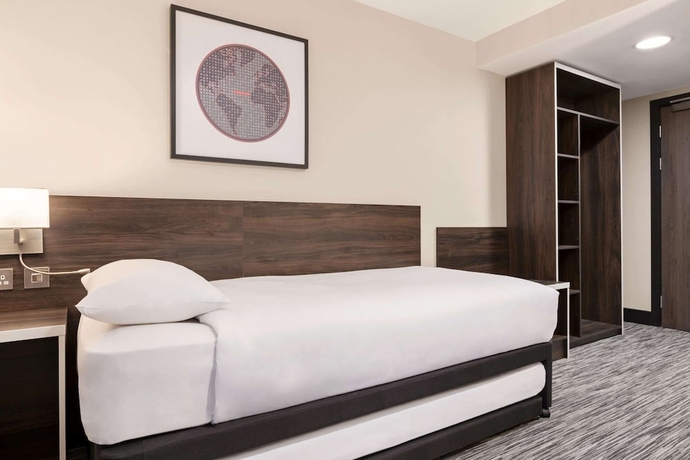 Imagen de la habitación del Hotel Ramada By Wyndham Cobham. Foto 11