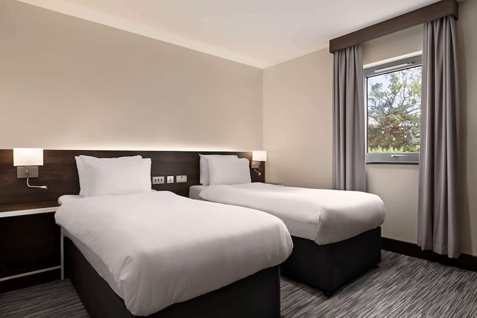 Imagen de la habitación del Hotel Ramada By Wyndham Cobham. Foto 12